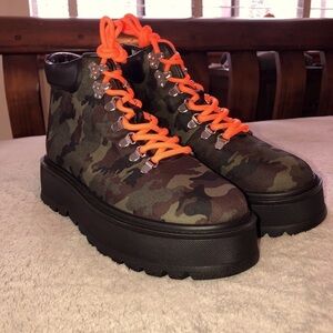 NWOT STEVE MADDEN Camo Laceup Platform Ankle Boots Sz 10